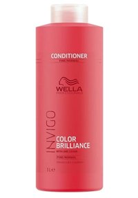 Rode plastic fles van Wella Invigo Color Brilliance conditioner met een witte dop; gelabeld voor fijn/normaal haar, met limoen kaviaar.