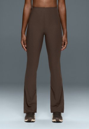 OYSHO COMPRESSIVE CORE CONTROL HIGH-RISE PINSTRIPE FLARE TROUSERS - Pantalon classique - brown