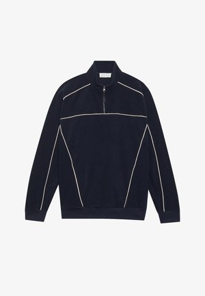 Sudadera de forro polar azul marino con cuello de media cremallera, que presenta líneas de acento blancas y un acabado texturizado. Mangas largas con puños elásticos.