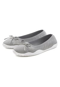 Ballet flat grigie con tomaia in maglia caratterizzata da un motivo testurizzato, fodera morbida e un piccolo fiocco sulla punta, abbinate a una suola bianca.