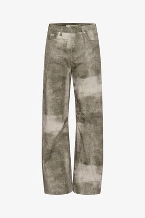 Pantaloni cu picioare largi într-o nuanță de verde măsliniu estompat, cu modele abstracte bej. Prezintă un design clasic cu cinci buzunare și accente din metal.