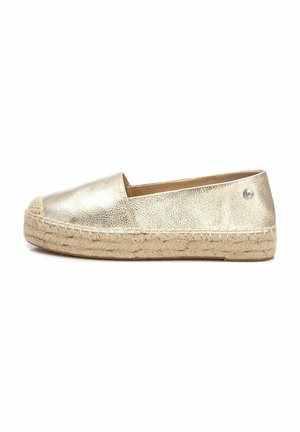 Zapato espadrille de color dorado metálico con parte superior de cuero texturizado, suela de yute trenzado y puntera redondeada. Presenta un pequeño logotipo en el costado.