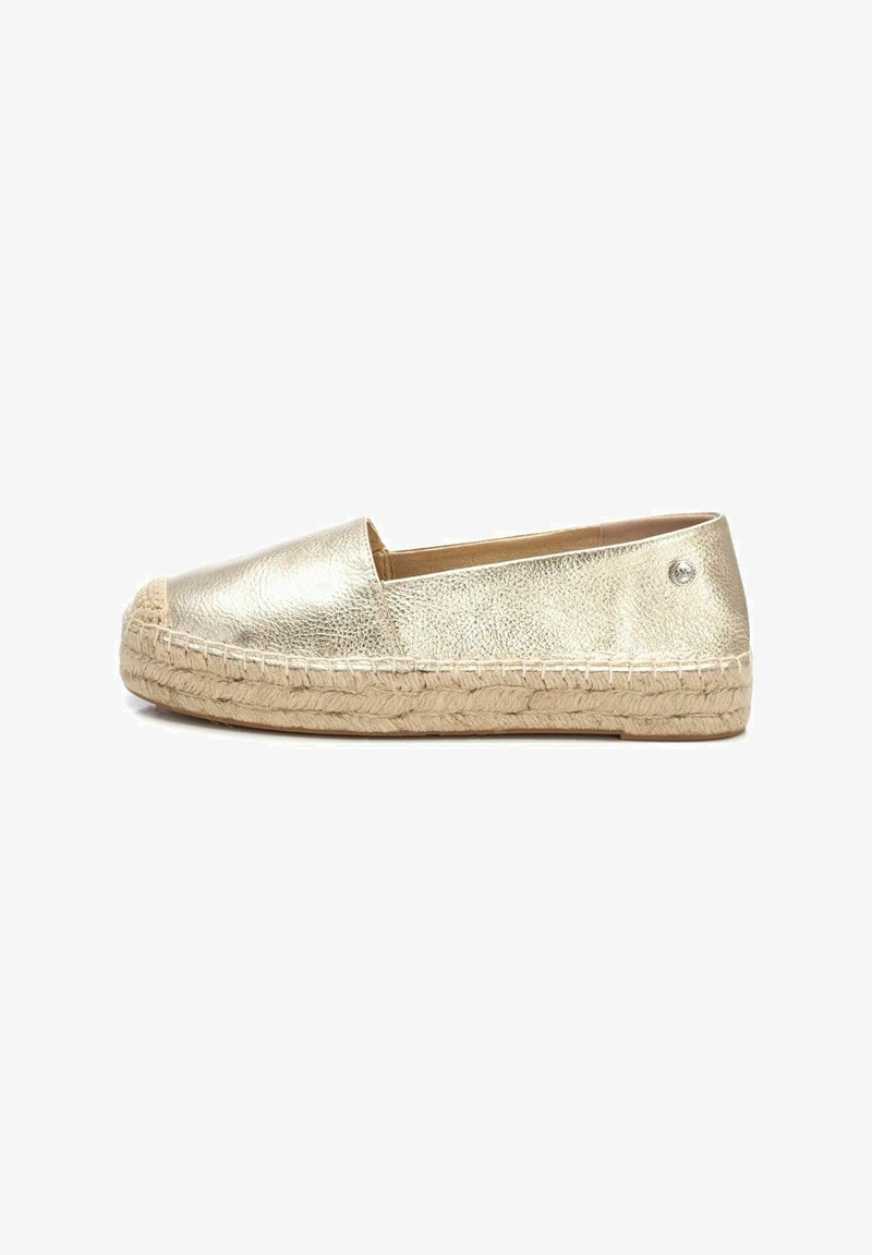 Zapato espadrille de color dorado metálico con parte superior de cuero texturizado, suela de yute trenzado y puntera redondeada. Presenta un pequeño logotipo en el costado.