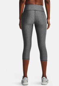 Under Armour HI CAPRI - Calças desportivas 3/4 - charcoal light heather