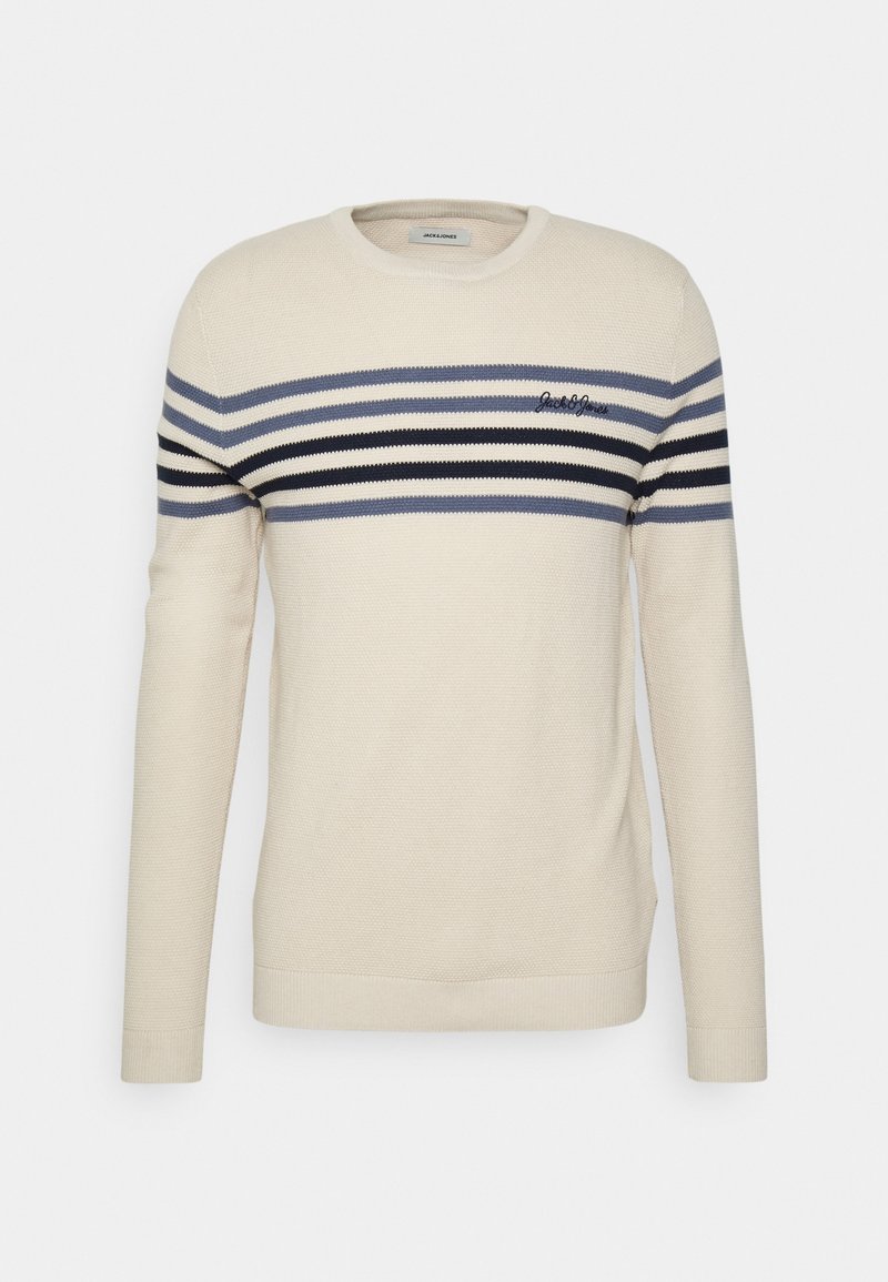 Maglione beige chiaro con strisce orizzontali blu navy, grigie e nere. Tessuto a maglia testurizzato con collo a giro e polsini a coste. Dettaglio del logo.