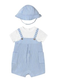 Jumpsuit de algodón a rayas azules y blancas con tirantes cortos, dos bolsillos frontales y un sombrero a juego con ala ancha.