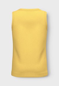 Camiseta sin mangas amarilla hecha de algodón suave, con escote redondo y bordes acanalados para un ajuste ceñido. Vista trasera mostrada.