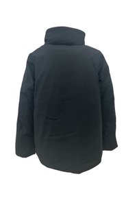 Giacca nera isolante con colletto alto e vestibilità ampia. Texture liscia e opaca senza hardware visibile o motivi.