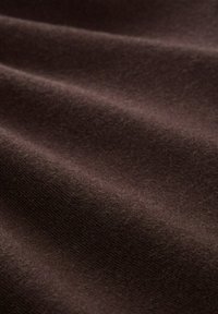 Zacht, donkerbruin stof met een soepele textuur en een subtiele glans; bevat elegante plooien en een fijn gebreid patroon.