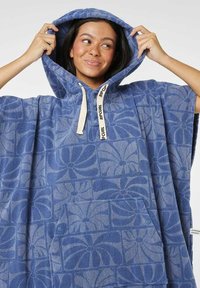 Poncho blu con cappuccio, caratterizzato da un motivo floreale testurizzato, una tasca frontale e una stoffa leggera al tatto morbido. Chiusura con cordino regolabile.
