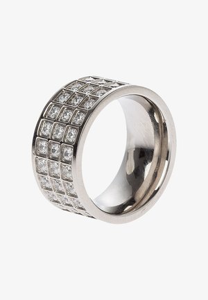 Large bague en argent avec trois rangées de pierres précieuses claires taillées en carré sur la surface extérieure.