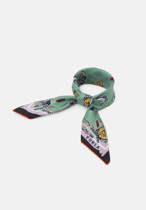 Zielony jedwabny szal z kolorowymi motylami i kwiatowymi wzorami, zawiązany w pętlę z ostrymi końcami oraz logo „Furla” w jednym rogu.
