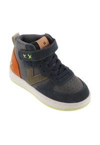 Sneaker alta in pelle blu navy e grigia con dettagli in suede arancione. Presenta una chiusura con strap in velcro, lacci e punta perforata per la ventilazione.