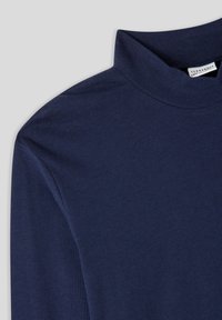 Maglione a collo alto di colore blu navy in morbido tessuto a coste. Presenta una scollatura alta e maniche lunghe con una texture liscia.