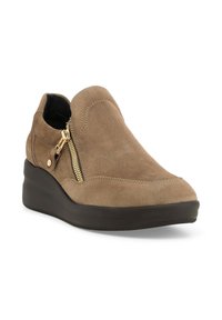 Scarpa slip-on in suede color taupe con punta arrotondata, zip laterale e suola a zeppa per aggiungere altezza. Texture liscia, dettagli di cucitura minimi.