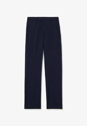 Un pantalon droit bleu marine en tissu doux, doté de deux poches latérales et d'une fermeture à un bouton à la taille.