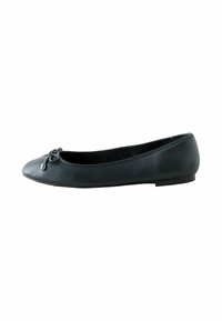 Schwarze Leder-Ballettschuhe mit einer runden Zehenpartie, dekorativem Schleifchen vorne, subtiler Textur und einer flachen, niedrigen Sohle.