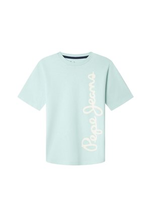 Lichtblauw katoenen t-shirt met korte mouwen. Voorzijde bedrukt met een grote, verticale, witte tekst 'Pepe Jeans'.