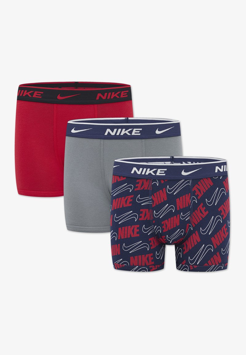 Trei perechi de boxeri pentru bărbați: roșii cu talie neagră, gri cu talie bleumarin și bleumarin cu logo-uri "Nike" albe și roșii repetate.