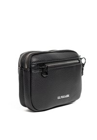 Borsa in pelle nera con texture, dotata di doppi scomparti con zip. Presenta una stampa del logo e un design elegante. Accentuata da hardware in argento.
