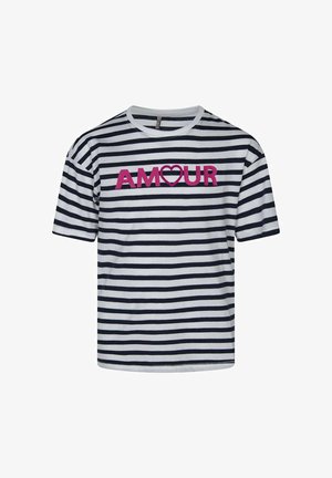 T-shirt blanc à manches courtes avec des rayures noires horizontales et le mot « AMOUR » en rose, avec un cœur remplaçant la lettre « O ».