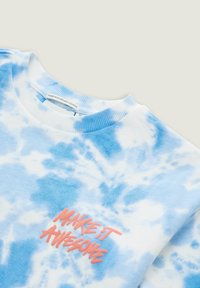 Niebiesko-biały sweter tie-dye wykonany z bawełny organicznej. Posiada ribb owy kołnierz oraz różowy haft z napisem "ZRÓB TO WSPANIALE."