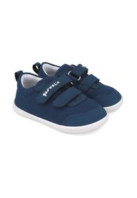 Zapatillas de tela azul marino con suelas de goma blanca, que cuentan con dos correas ajustables de Velcro y un pequeño logotipo en el lateral.
