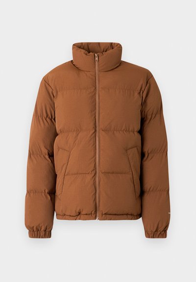 Brun pufferjakke med høj krave, fuld frontlynlås, ribbede manchetter og to sidelommer. Har et quiltet design for varme.