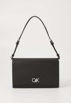 Borsa a tracolla nera in pelle con texture liscia, chiusura a pattina e logo argentato. Include una tracolla regolabile.
