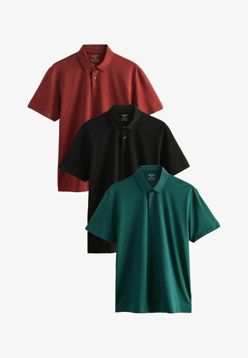 Trois polos empilés : un en rouge, un en noir et un en vert. Tous sont à manches courtes avec des cols et présentent un logo subtil.