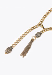 Collana con catena color oro con ciondolo testurizzato caratterizzato da motivi intricati e un accentuato nappina, che mostra una combinazione di materiali e finiture.