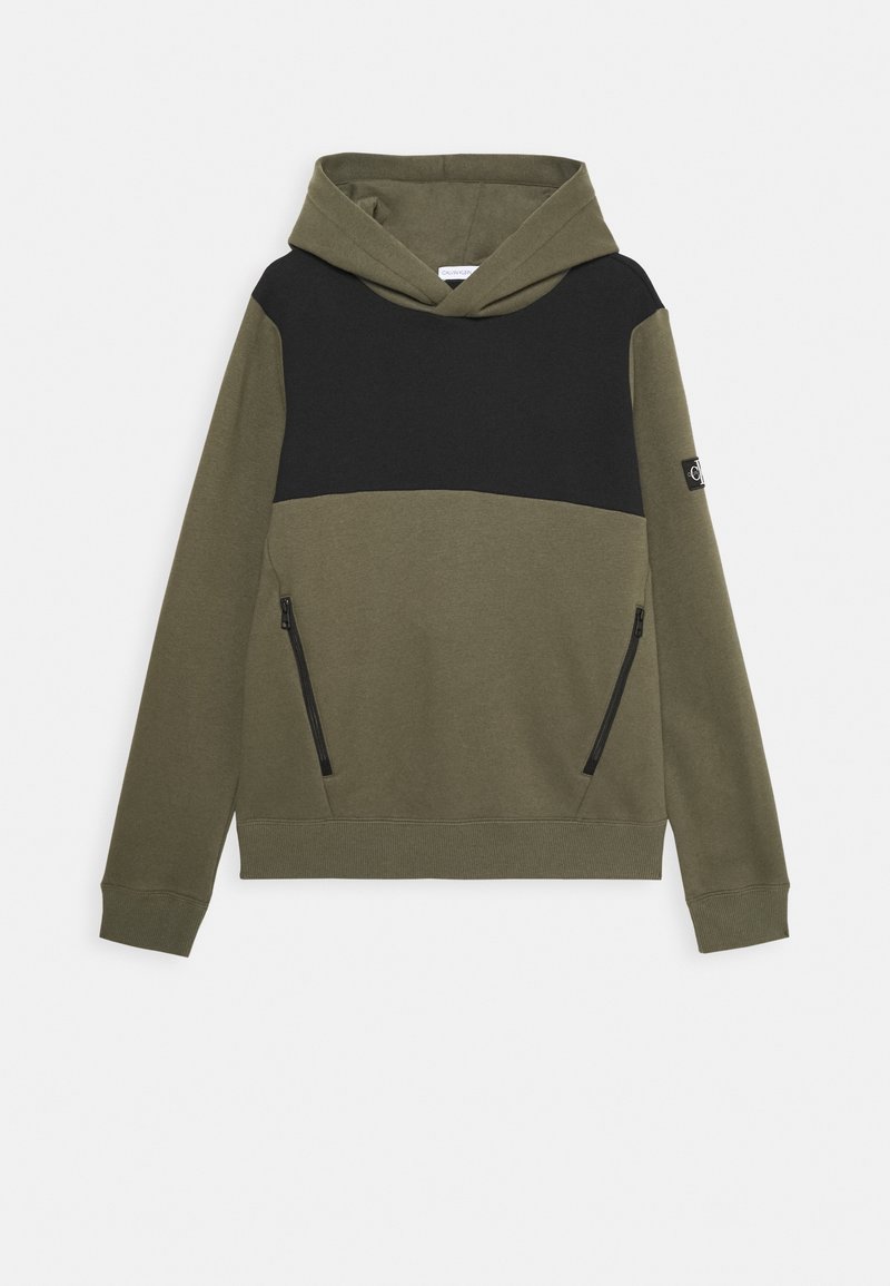 Olivgrön hoodie med svart överdel, med en framficka med dragkedjor och ribbade manschetter. Mjukt tyg, avslappnad design.