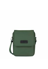 Groene synthetische schoudertas met een klepvoering, voorzien van een zwart label aan de voorkant, een verstelbare schouderband en een gladde textuur.