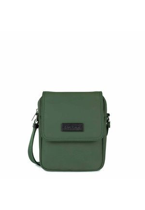 Sac à bandoulière synthétique vert avec un fermoir à rabat, doté d'un label noir à l'avant, d'une sangle réglable et d'une texture lisse.