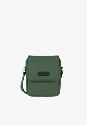 Borsa a tracolla sintetica verde con chiusura a pattina, caratterizzata da un'etichetta nera sul davanti, tracolla regolabile e texture liscia.
