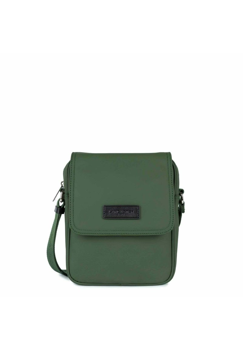 Groene synthetische schoudertas met een klepvoering, voorzien van een zwart label aan de voorkant, een verstelbare schouderband en een gladde textuur.