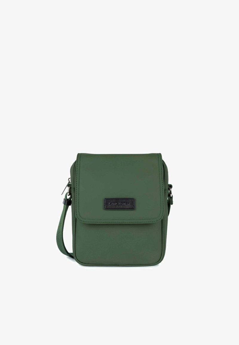 Grüne synthetische Crossbody-Tasche mit Klappenverschluss, ausgestattet mit einem schwarzen Etikett auf der Vorderseite, verstellbarem Tragegurt und glatter Textur.