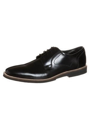 Czarny polerowany męski elegancki but ze skóry, z przodu sznurowany, z niską podeszwą obszytą na jasnobrązowo, ustawiony pod kątem, aby pokazać zewnętrzną stronę i czubek.