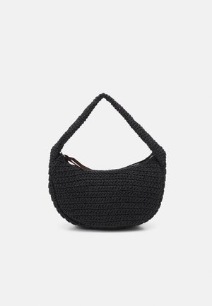 Sac à main noir en forme de croissant tissé avec une bandoulière texturée et une fermeture éclair visible.