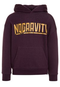 Fialová mikina s kapucí a přední kapsou. Na hrudi je ve zlatém provedení napsáno „NOGRAVITY“. Měkká tkanina s žebrovanými manžetami a spodním lemem.