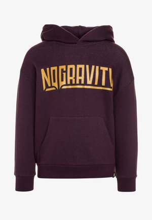 Lilla hættetrøje med en lomme foran. Har guldtekst "NOGRAVITY" på tværs af brystet. Blødt stof med ribkantede manchetter og kant.