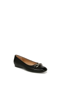 Zwarte leren ballerina met een ronde neus, voorzien van twee metalen ringen als accenten op de bovenkant en subtiele stiksels.