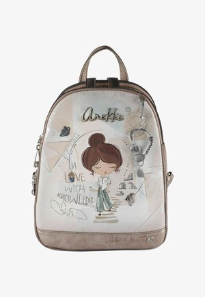 Rucksack mit einer Illustration eines Mädchens, Schlüsselanhänger, Büchern und den Texten „Verliebt in Wissen“ und „Lernen kennt keine Grenzen“ auf der Vorderseite.