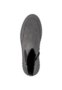Bottine en cuir gris avec une texture lisse, bout arrondi et panneaux élastiques sur les côtés pour un enfilage facile. Semelle en caoutchouc avec des crampons bien définis.