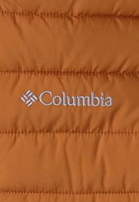 Braune Pufferjacke aus Stoff mit gestepptem Muster. Verfügt über ein gesticktes Logo "Columbia" in Weiß. Schlichtes, funktionales Design für den Einsatz im Freien.