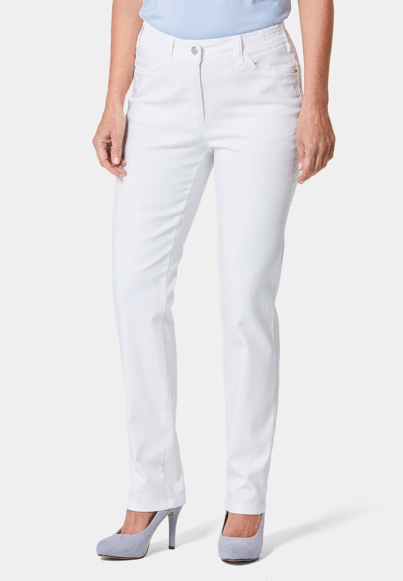 Weiße Hosen aus einem glatten Stoff, mit einem figurbetonten Design, geraden Beinen und vorderen Taschen, kombiniert mit hellblauen hochhackigen Schuhen.