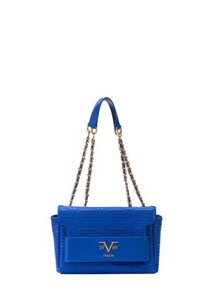 Blaue Lederhandtasche mit goldenen Kettenriemen, geprägt mit geometrischem Muster, und einem goldenen "19V69 ITALIA"-Logo auf der vorderen Klappe.