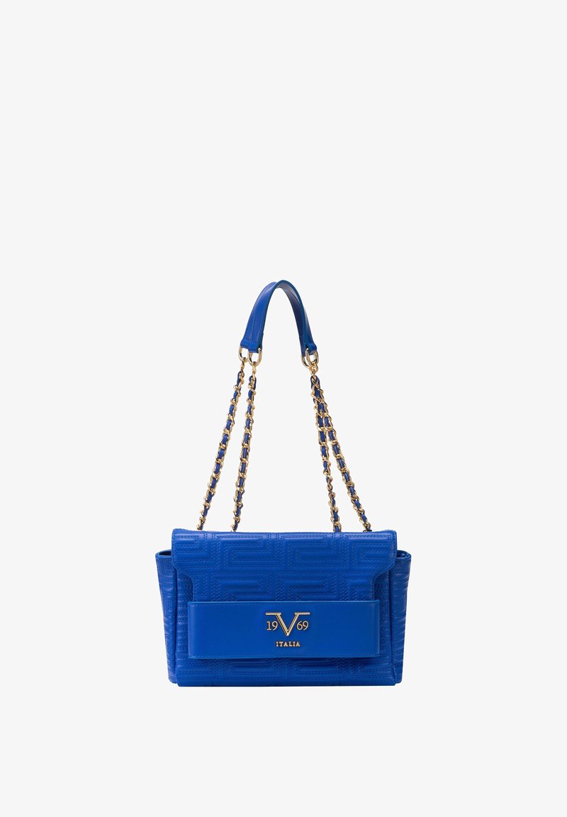 Sac à main en cuir bleu avec bandoulières en chaîne dorée, motif géométrique embossé et logo doré "19V69 ITALIA" sur le rabat avant.