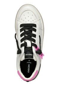 Witte sneaker met zwarte veters, roze accent op de hiel en geperforeerd design aan de zijkanten. Bevat Geox branding op de tong.