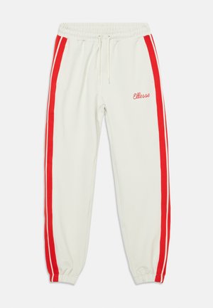 Hvite joggebukser med røde sidestreker, elastisk liv, snor og brodert logo. Stoffet ser mykt ut med en jevn tekstur.